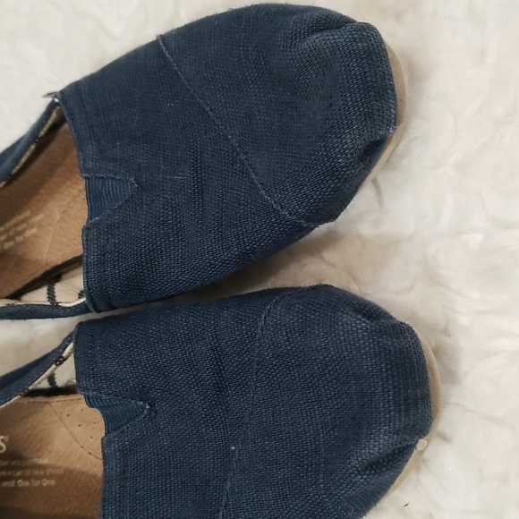 Tom's canvas Blue Shoes. 7 - Picture 2 of 8